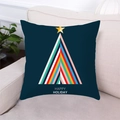Dettaglio della fodera per cuscino natalizia blu navy con albero geometrico sul divano - Blu Scuro Albero di Natale Linee Colorate (10)