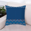 Dettaglio di una federa quadrata blu navy con motivo a fiocchi di neve su un divano grigio - Blu Scuro Motivo Geometrico a Maglia (13)