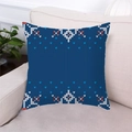 Dettaglio della federa natalizia blu con motivi a fiocco di neve su divano crema - Blu Scuro Fiocco di Neve Geometrico Fair Isle (14)