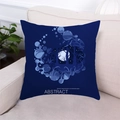 Dettaglio della federa per cuscino con foresta e luna astratta su un divano moderno - Blu Scuro Foresta Astratta Notte di Luna (24)