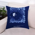Fodera per cuscino blu scuro con stampa foresta astratta su un divano crema - Blu Scuro Immagini della Foresta Astratta (27)
