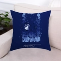 Dettaglio di federa blu scuro con motivi geometrici astratti su un divano color beige - Blu Scuro Geometrico Astratto Moderno (29)