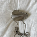 Detailansicht der silbernen Muschel-Minitasche mit Strahlenstruktur und Schlangenkette - Silber