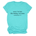 Dettaglio della stampa con citazione religiosa su una t-shirt in cotone blu Tiffany - Taglia S / Blu Acqua Profonda (Font Nero)