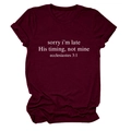 Dettaglio della t-shirt bordeaux a girocollo con stampa biblica bianca His timing not mine - Taglia S / Rosso Vino (Font Bianco)