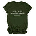 Dettaglio della t-shirt in cotone verde scuro con stampa di lettere bianche e risvolto manica - Taglia S / Verde Militare (Font Bianco)