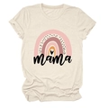 Nahaufnahme eines cremefarbenen T-Shirts mit Regenbogen- und Mama-Schriftzug - S / Oberteile / Sandfarben