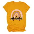 Detail der Mama Regenbogen-Grafik und Stoffstruktur auf gelbem Baumwoll-T-Shirt - S / Oberteile / Senfgelb (Schwarzer Text)