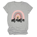 Detail eines grauen T-Shirts mit Morandi-Regenbogen-Print und Mama-Schriftzug - S / Oberteile / Lichtgrau (Schwarzer Text)