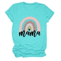 Detailansicht des Mama-Regenbogenprints mit Herz auf einem petrolfarbenen T-Shirt - S / Oberteile / Tiefwasserblau