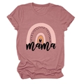 Nahaufnahme von Boho-Regenbogen und Mama-Aufdruck auf rosa Kurzarm-T-Shirt - S / Oberteile / Roségold (Schwarzer Text)