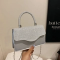 Sac de soirée scintillant en strass argentés avec satin poli et bandoulière chaîne - Argenté
