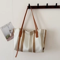 Bolso tote de lona a rayas caqui con correas de cuero marrón y gran capacidad de carga - Marrón