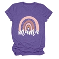 Detailansicht des Regenbogen-Herz-Aufdrucks und Mama-Schriftzugs auf lila Kurzarmshirt - S / Oberteile / Lila