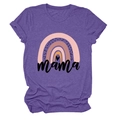 Detail eines lila Baumwoll-T-Shirts mit Regenbogenmuster und Mama-Schriftdruck - S / Oberteile / Lila (Schwarzer Text)