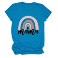 Detailansicht des Regenbogen-Aufdrucks und Mama-Schriftzugs auf dem blauen T-Shirt - S / Oberteile / Seeblau