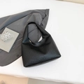 Borsa hobo nera intrecciata da donna con un elegante design a manico integrato - Nero