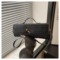 Détail du sac à main noir en similicuir croco avec fermoir doré et poignée élégante - Noir