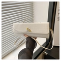 Détail du sac baguette blanc à motif crocodile avec élégante boucle en métal doré - Blanc