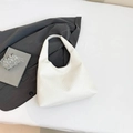 Borsa hobo bianca minimalista con motivo a trama moderna e ampia tracolla regolabile - Bianco