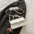 Borsa a tracolla quadrata in pelle bianca chic con cuciture a V e dettagli in oro lucido - Bianco