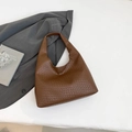 Borsa hobo marrone scuro da donna con trama intrecciata e tracolla dallo stile minimal - Marrone