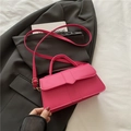 Piccola borsa quadrata rosa vivace minimalista con dettagli in metallo dorato - rosa acceso