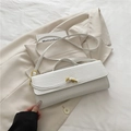 Weiße Baguette-Tasche mit Krokodil-Prägung und goldenem Knotenverschluss - Weiß