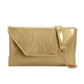 Damen-Handytasche in Gold mit Crinkle-Struktur und Ketten-Detail im Umschlag-Stil - Gold
