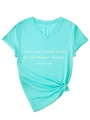 Dettaglio dello scollo a V e dell'orlo annodato su una t-shirt verde menta a maniche corte - S / Blu