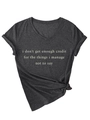 Détail du t-shirt gris à col en V avec ourlet noué et imprimé slogan sur maille douce - S / Gris Chiné Noir