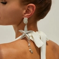 Dettaglio degli orecchini a stella marina argento con perle e chiocciola sulla modella - Argento Stile 2 (03633)