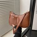 Detailopname van bruine vintage PU-leren halve maan schoudertas met gouden knoopdetail - Bruin