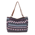 Borsa tote stile etnico con motivi geometrici e tracolle in pelle marrone su fondo bianco - Modello 4