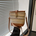 Bolso cubo de paja con ribete de cuero marrón y detalle de tejido a rayas beige - Marrón Oscuro