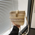 Bolso tipo cubo tejido en blanco crema con ribete marrón y cierre metálico dorado - Blanco