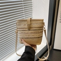 Bolso tipo cubo de paja étnico en beige y caqui con correa ajustable y cierre dorado - Caqui