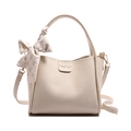 Beige Eimertasche mit Lychee-Muster, Seidenschal und abnehmbarem Schultergurt - Weiß (Mit Schal)