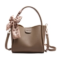 Braune Eimer-Tasche mit Lychee-Struktur, Tragegriff, Riemen und dekorativem Seidenschal - Khaki Mit Schal