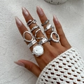 Detail eines silbernen Ring-Sets mit Barockperle an der Hand des Models im Makro - Silber