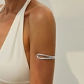 Minimalistische zilveren bovenarmband met geometrisch ontwerp gedragen door model - Zilveren minimalistische stroomlijnstijl (0394)