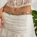 Dettaglio catena vintage in argento con cuori e dischi solari su pizzo bianco - 02 Stile di Giunzione a Cuore Traforato (1802) / Argento