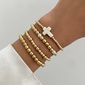 Set de cuatro pulseras de cuentas doradas con cruz de mármol y perlas en la muñeca de modelo - Estilo Cruz Dorada (06317)