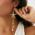 Pendientes de estrella de mar dorados con borlas y perlas turquesas en modelo - Dorado
