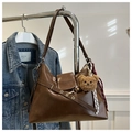 Dettaglio borsa vintage in pelle marrone con tracolla ad occhielli e charm orso - Con Ciondolo / Marrone