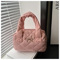 Détail du sac oreiller matelassé rose avec texture satinée et nœud doré élégant - Rose