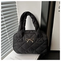 Détail du sac cabas matelassé noir avec nœud en métal doré et poignées rembourrées tendance - Noir