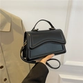 Borsa a mano nera opaca strutturata con patta a onde e dettagli metallici oro - Nero