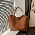 Minimalistische bruine PU-lederen tote bag met metalen detail en dubbele hengsels - Bruin