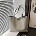 Grand sac cabas minimaliste en cuir gris clair avec poche avant et longues bandoulières - Gris